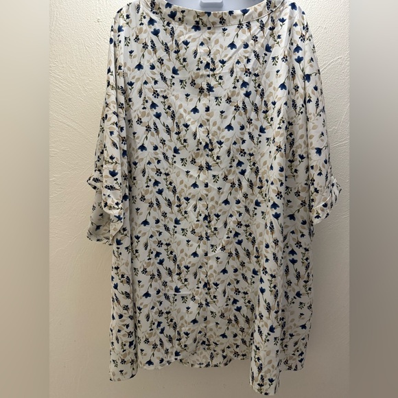 NWOT BloomChic  V-neck blouse in cream & floral pattern, size 26. - Picture 6 of 6